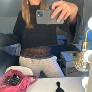 Stickad croppad tröja  - Supersnygg att ha tex en spetstopp under!! Den är även lite polo