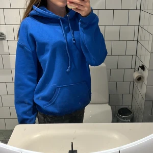 Blå hoodie - Bikbok hoodie i st S, vita fläckar på fickan på magen annars i toppen skick 💗