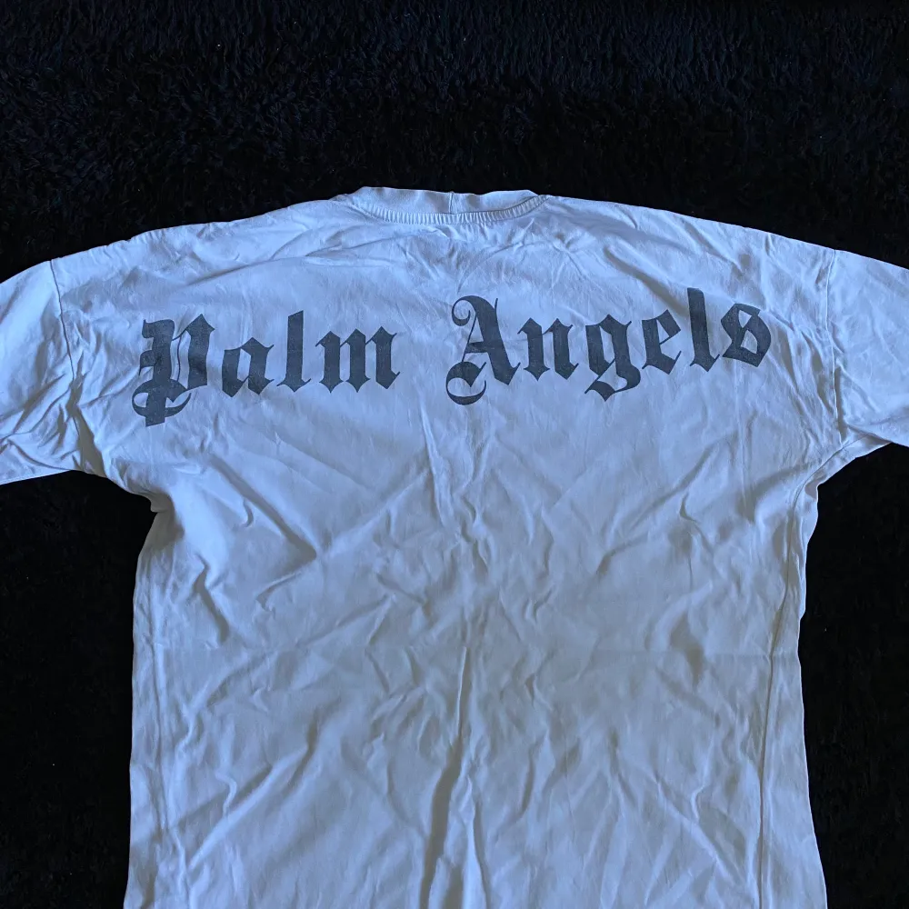 Inga skador superfin och skön märkes t-shirt i använd skick, kan vara lite oversize men de gör den super skön. T-paidat.