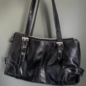 Vintage väska - Supersöt väska i vintage stil💗 säljs då den inte kommer till användning💞 skriv för mer information!💗