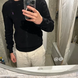Ralph Lauren - Säljer denna snygga Ralph lauren tröjan, den är sparsamt använd och inga defekter. Pris går att diskutera vid snabb affär🔥🤝
