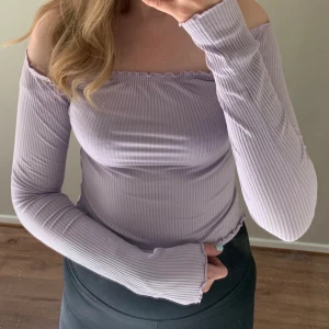 Off shoulder  - Lila långärmad off shoulder, storlek S. 