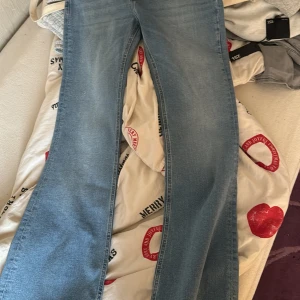 Hej säljer ett par jeans nya köpta för 400 bara testade i storlek L för kvinnor 31-32. kan frakta och mötas i Järfälla och frakta fast frakta behöver köparen täcka för kostnaden - Ny skick