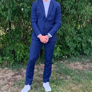 J Lindeberg Kostym - Beskrivning En fin kostym från J Lindeberg.  Använd en gång på studenten. Ny kemtvättad.  Storlek: Kavaj: 48R Byxa: 48 Färg: Midnight blue Nypris: 5200:- Säljes för 2400:-