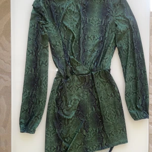 Grönfärgad klänning  - Grönfärgad klänning från Nelly, använt 2 gånger. Passar även M st.