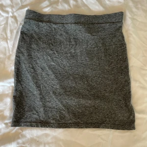 Grå kjol - En basic tight grå kjol