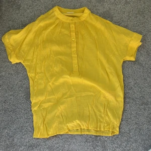 Blus, gul - Guld blus som aldrig är använd, lite för liten så är eventuellt mer åt xs hållet