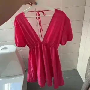 Säljer denna superfina rosa klänningen då den inte kommit till användning, så precis som ny💕Storlek L men skulle säga att det är en M