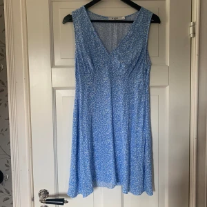 Klarblå klänning med sött mönster - Sååå fin och somrig klänning från NAKD som jag endast använt 1 gång pga att den inte längre passar🥺Materialet är 100% viskos och är skönt och luftigt.