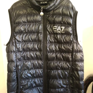 Emporio Armani väst äkta  - Den är i bra skick fin väst skön att ha på sig på hösten och våren 