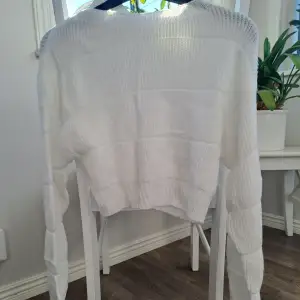 Vit stickad och croppad tröja från Shein, strl S. Inga defekter 💗