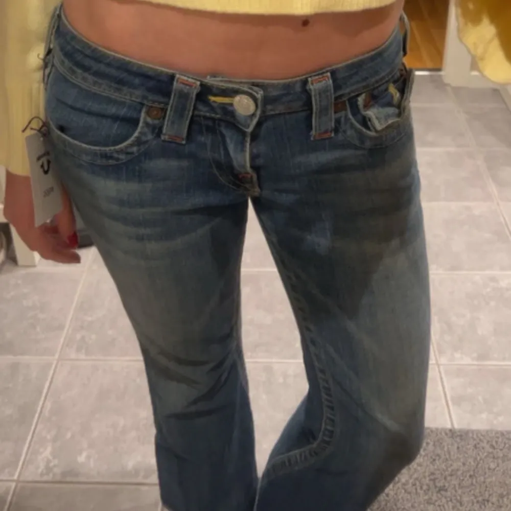 🔻Har inga fler bilder på 🔻True religion jeans i joey modell som är jätte utsvängda. Jeansen är nästintill som nya med inga defekter 🩷Midjebredd är 37 cm och innerbenlängd är 68 cm🙌🏼. Jeans & Byxor.