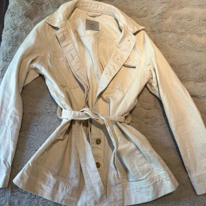 Jeansjacka/kappa - Superfin jeansjacka/kappa från vero moda som tyvärr är för liten för mig nu🩷Inga defekter!