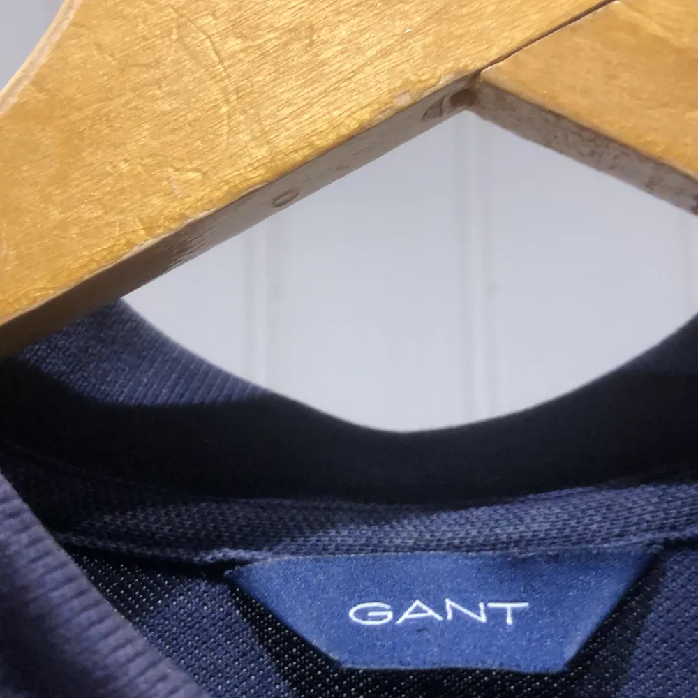 Tja,säljer en fin Gant piké 💯 Den är i skicket 8/10 då jag använt den några gånger. Säljer den för att den är för liten. Skriv om ni är intresserade 💪🏻. T-shirts.