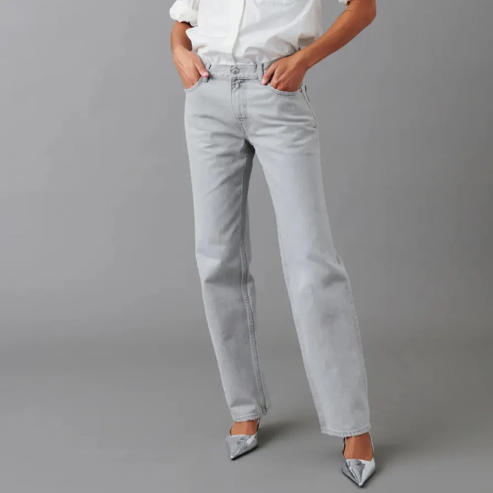 Jättesnygga gråa low waist jeans som är raka i modellen. Använda endast ett fåtal gånger💞. Jeans & Byxor.