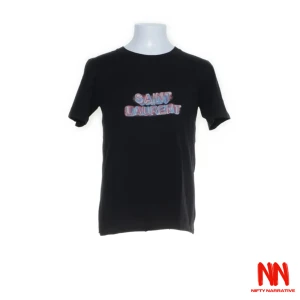 Saint Laurent T-shirt - T-shirt Saint Laurent. Storlek: XS. Skick: 8/10. För mer info, kontakta oss och kolla gärna in vår sida för fler plagg!