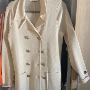 Busnel Victoria kofta - Benvit busnel Victoria kofta säljes Passar dom som har större storlek oxå den är mellan storlekarna 40-46  Nypris: 5500:- Mitt pris: 2700:-