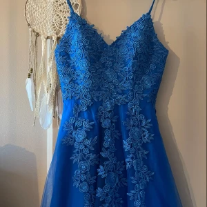 Bal klänning💙 - Säljer den finaste klänningen som passar perfekt för en bal!! 💞💙klänningen är i väldigt gott skick!!🩷såå fin blå färg! skriv för frågor/ funderingar 