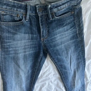 Crooker Lågmidjade Jeans - Mina favoriter som blivit för små från crocker. Både lågmidjade och bootcut 🫶33 cm tvärs över midjan, inneben 80cm.