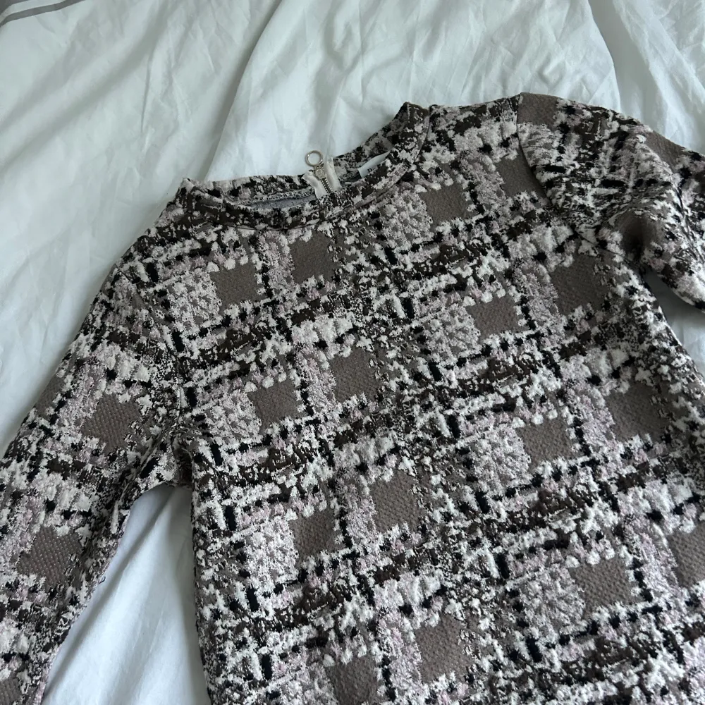 Såå vacker tröja med vackra detaljer säljer eftersom jag fick två i present. Köpt från Pearl i nyskick🫶. Toppar.