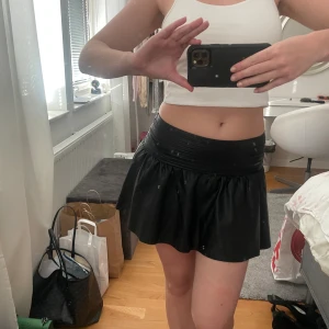 Svart kjol - Svart läder/skin kjol storlek 158/164 men passar mig som har S!  50kr plus frakt