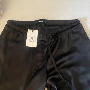 Silkesbyxor  - Snygg festbyxa lågmidjade, aldrig använda, med prislapp kvar Lite långa på mig som är 165