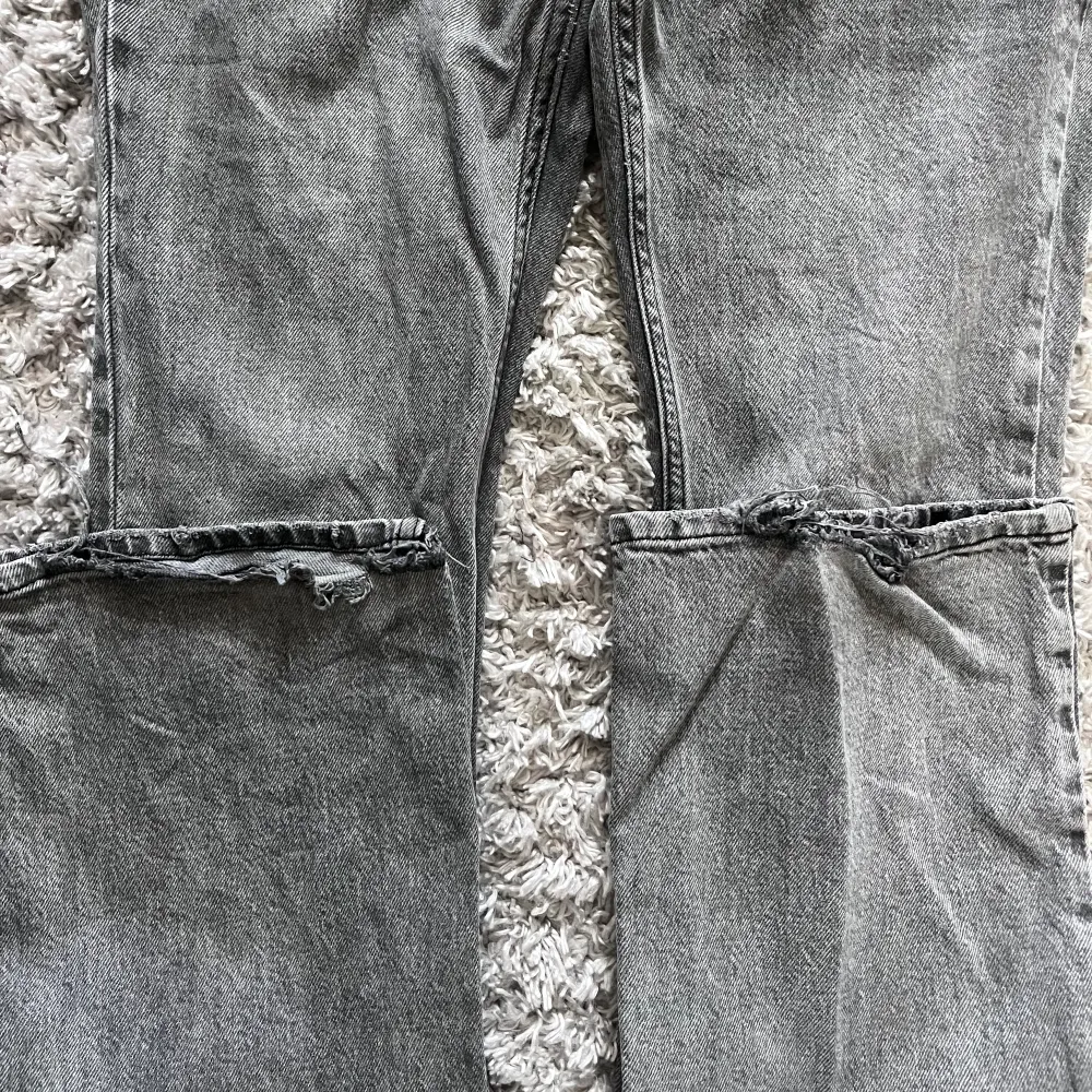 Super fina gråa jeans från Gina Tricot i storlek 36. Använda ett par gånger, därav slitna längst ner. Köpta får 399 men pris kan diskuteras. Skriv för fler bilder!💓. Jeans & Byxor.