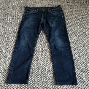 LEE jeans  - Tjena, dags att sälja dessa snygga lee jeans, jeansen är i ett bra skick och är hel och ren, säljer pga använder dom inte längre. Hör av er vid frågor och funderingar!