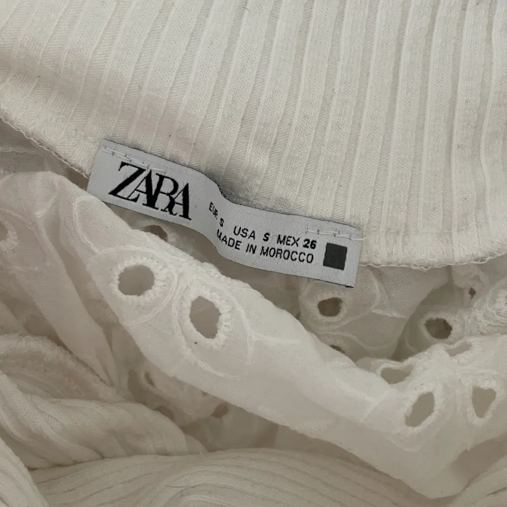 Säljer denna vita topp från Zara. Den är i storlek S och i väldigt bra skick!. Toppar.