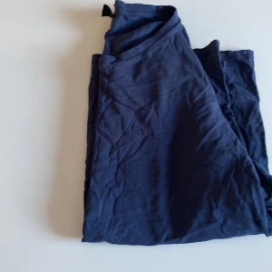 T-shirts - Fina enfärgade t-shirts. Marinblå + vit stl M 