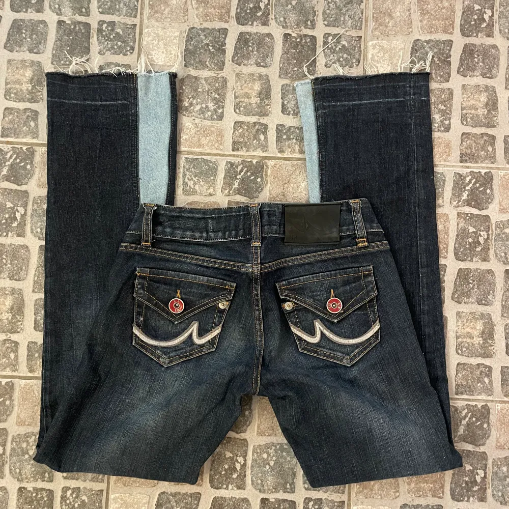 Supersnygga lågmidjade jeans från Ltb med egensydda kilar för en mer straight, bootcut fit skriv för mått💞priset diskuterbart vid snabb affär. Jeans & Byxor.