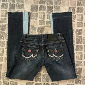 Supersnygga lågmidjade jeans från Ltb med egensydda kilar för en mer straight, bootcut fit skriv för mått💞priset diskuterbart vid snabb affär