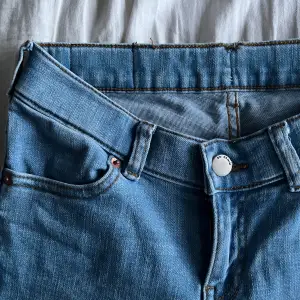 ett par lågmidjade blåa jeans från DrDenim i modellen Dixy Straight, dstorlek XS och 32 i längd, använda en gång så jättefint skick, kom gärna med prisförslag! nypris är 699kr och säljer mina för 400 