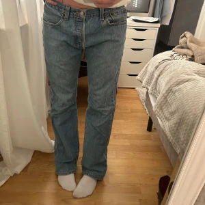 Vintage Levis 501 - Säljer tyvärr mina absoluta favorit jeans då de inte passar längre 🥲 väldigt sparsamt använda och passar perfekt för både vardagliga och uppklädda sammanhang 🌸 Färgen ger inte rättvisa på de första två bilderna utan de ser ut som på bild 3 färgmässig