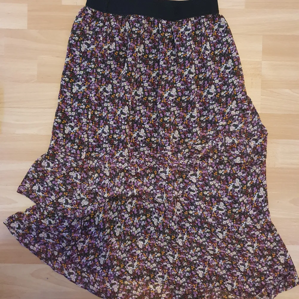 Jättegullig lila asymmetrical midi kjol. Går över knäna och är i jättebra skick. Har sj använt ca 1 gång men ursprungligen från sellpy. Skulle säga att den är lite liten i storleken! 😊. Kjolar.