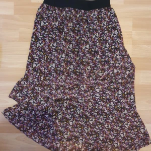 Lila midi kjol - Jättegullig lila asymmetrical midi kjol. Går över knäna och är i jättebra skick. Har sj använt ca 1 gång men ursprungligen från sellpy. Skulle säga att den är lite liten i storleken! 😊