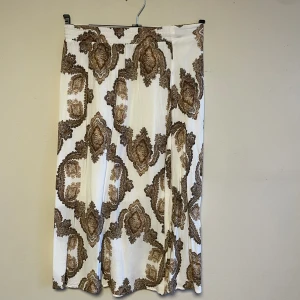 Two pice  - Kjol och blus som matchande sett från fiore.   Kjol: 200kr Blus: 100kr