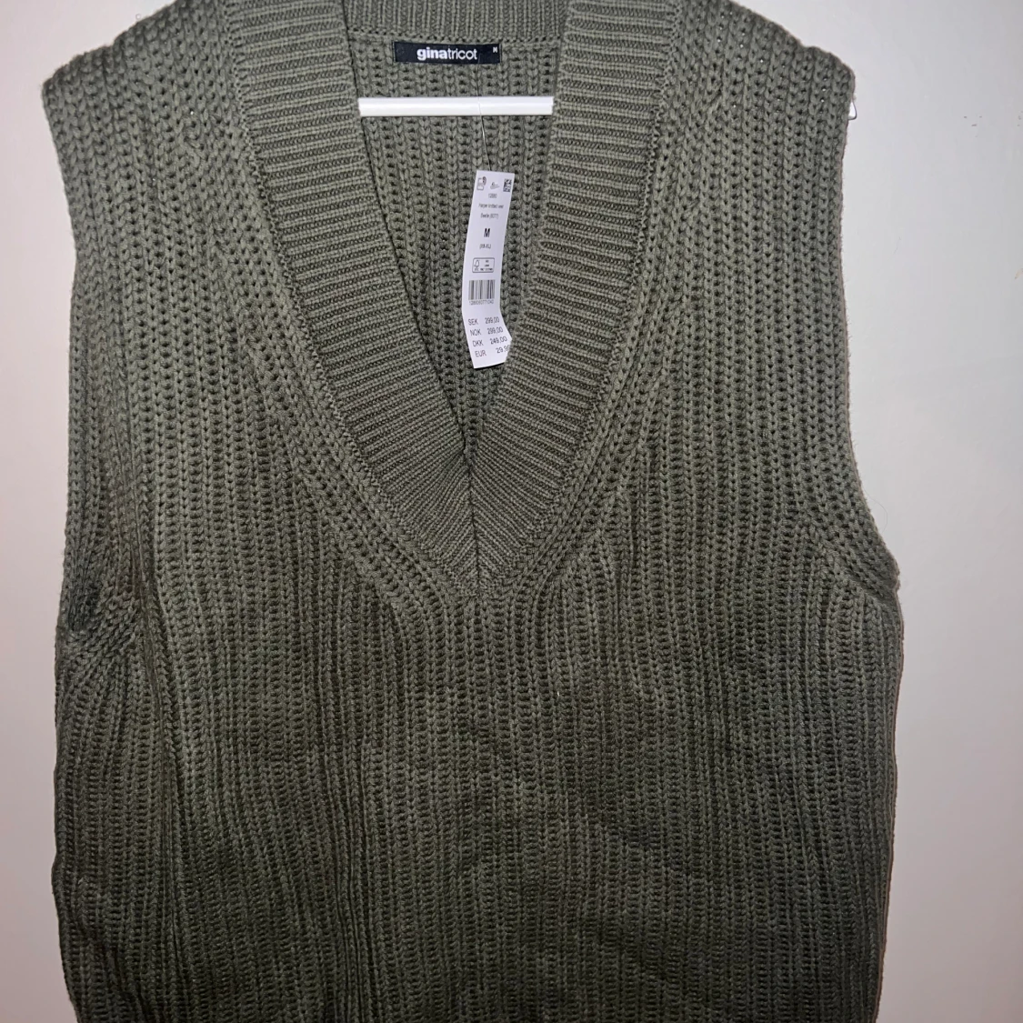 Grön finstickad väst