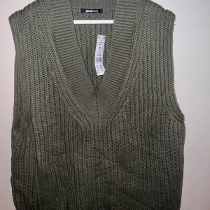 Grön finstickad väst - Aldrig använd 