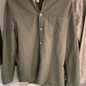 Skjorta  - Olivgrön Skjorta från HM! Mycket bra skick!