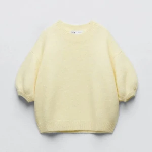 Gul stickad tröja - Säljer då den inte kommer till användning. Xs men passar även s💓  Lånad bild💗