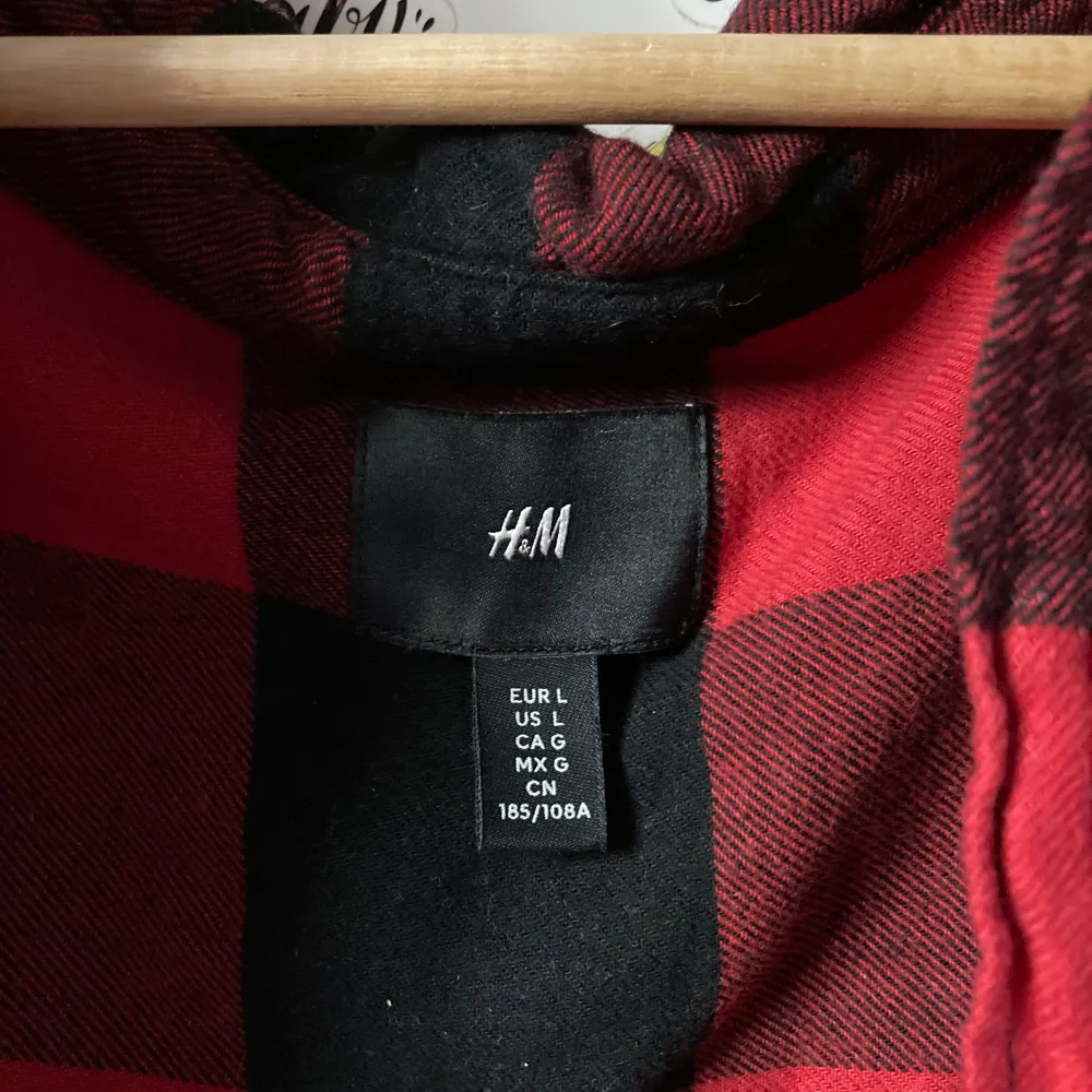 Röd flanellskjorta med knappar från H&M  Bra skick. Skjortor.