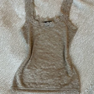 spets linne  - storleken är xs men den passar mer som s 🤍