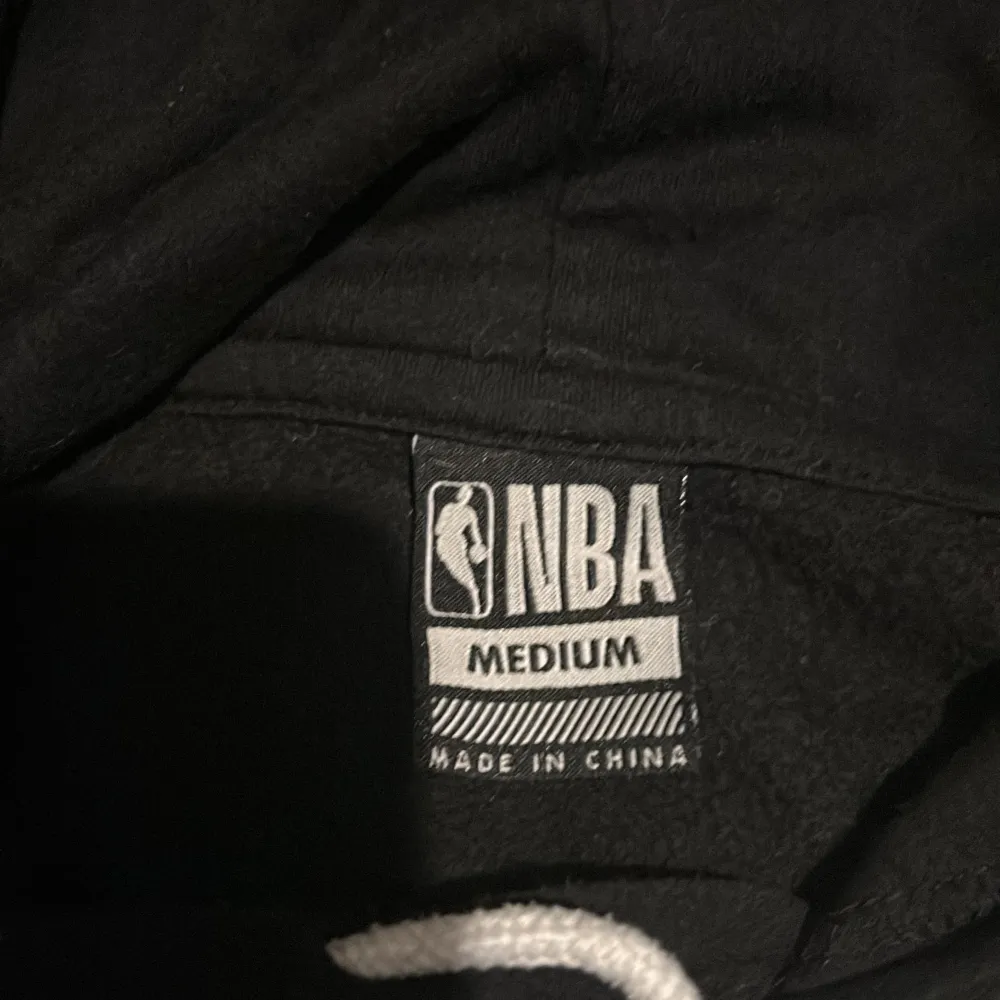 En äkta NBA hoodie i storlek M, används inte längre pågrund av att den inte passar längre men inga skador på hoodie m.m, skriv för fler bilder:). Hoodies.