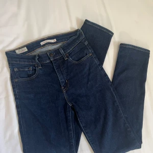 Levis jeans - Modell 724 high Rise straight strl 26