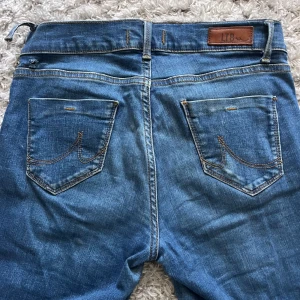 LTB Jeans - Säljer mina LTB jeans i modellen Fallon. Storlek: 26, 34! I bra skick förutom att bältesöglan på ena sidan har lossnat💓Pris kan diskuteras!