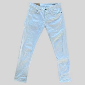 Säljer dessa feta vita jeansen perfekt nu inför sommar för dig som söker ett par riktigt goa vita jeans i den lyx märket dondup 🙌 Vid frågor och funderingar skriv gärna!