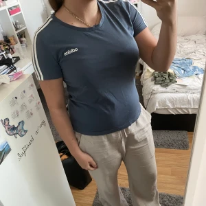 Adidas t-shirt - En t-shirt som jag har använt en gång. Väldigt fin men den kommer inte till användning.