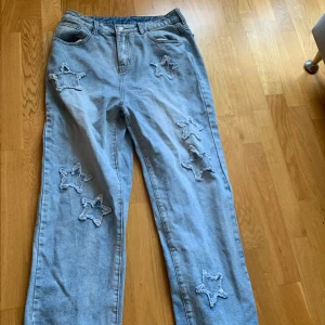 Star Jeans - Offbrand jeans med stitchade stjärnor på. As go passform och väldigt bekväma. Passar folk 170-180 Kom Dm för fler frågor och prisförslag.