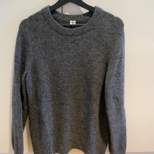 Arket stickad tröja - Inga fel på den, nyskick. Kostar 990kr i butik.